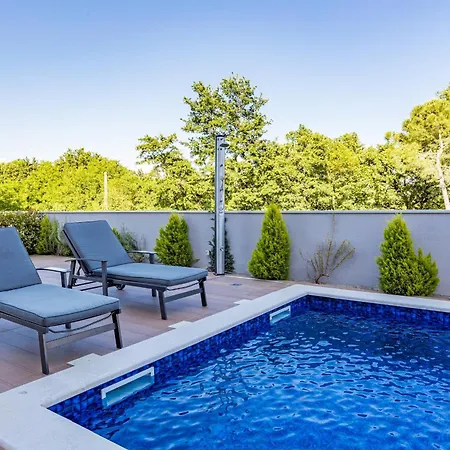 Pinus - Private Pool, Jacuzzi, Game פורץ