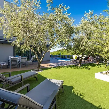 Pinus - Private Pool, Jacuzzi, Game וילה *