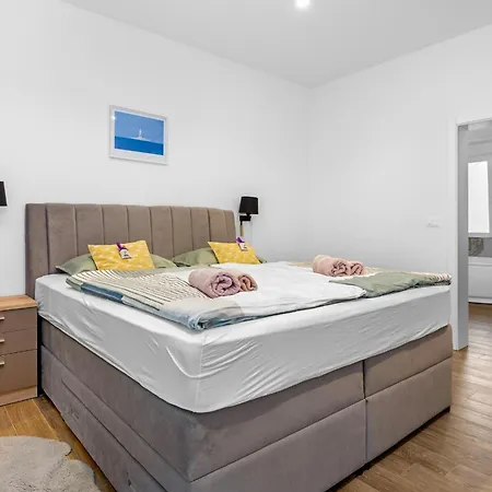 Villa Pinus - Private Pool, Jacuzzi, Game