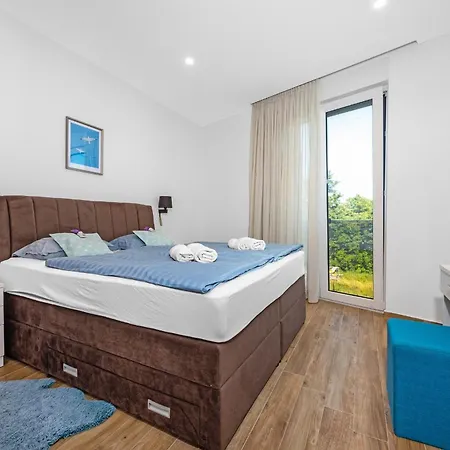 Villa Pinus - Private Pool, Jacuzzi, Game