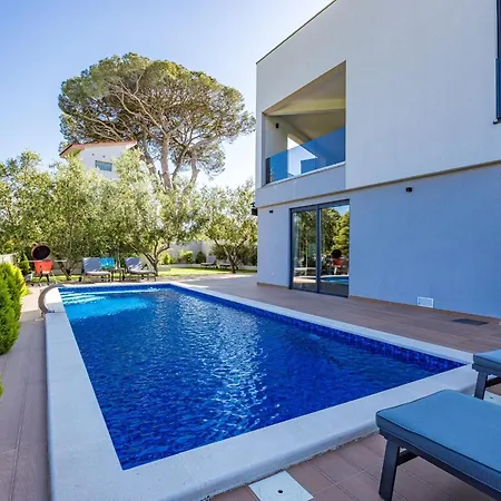 Pinus - Private Pool, Jacuzzi, Game Villa