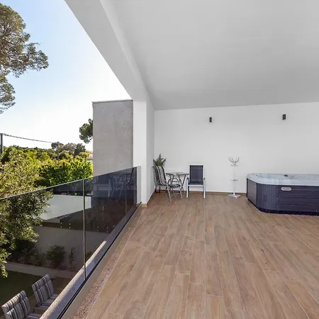 Pinus - Private Pool, Jacuzzi, Game Villa *