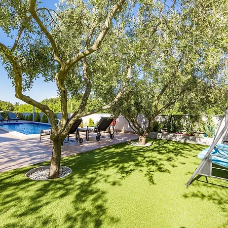 Villa Pinus - Private Pool, Jacuzzi, Game Poreč